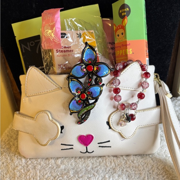 Bundle Betsey Johnson Clutch No 7 Illuminator,Shower Steamer,Towel,Sonny Angel - Picture 5 of 17